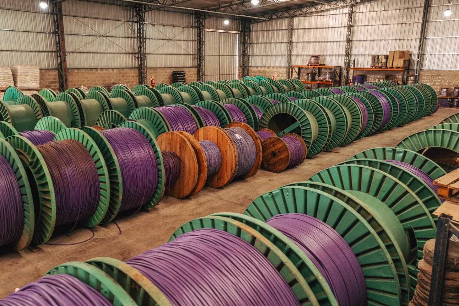 Nave de CECAM con hileras de bobinas de cable eléctrico